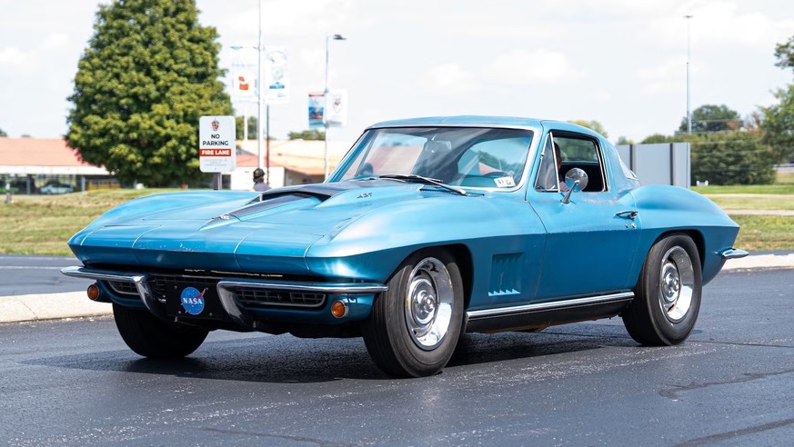 Neil Armstrong's 1967 Corvette Sting Ray was a Marina (LeMans) Blue coupe featuring a 427-cubic-inch V-8 engine producing 390 horsepower. 
https://carbuzz.com/sports-cars-national-corvette-museum ...