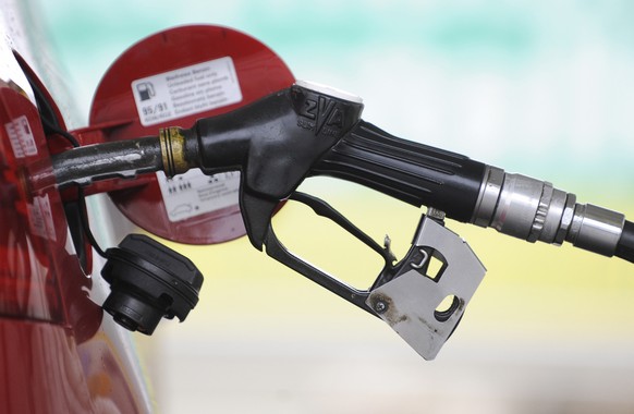 ABD0039_20150108 - VIENNA - AUSTRIA: THEME IMAGE - The nozzle for Super 95 fuel in the tank opening of a passenger car, taken Sunday, April 22, 2012 at a gas station in Vienna.  (ARCHIVE IMAGE V ...
