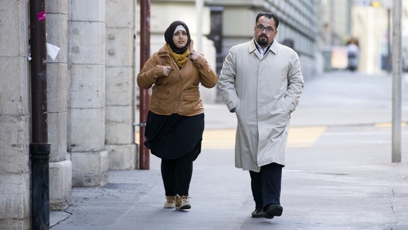Suha Alhussein Jneid, links, und Omar Jneid, kommen zur Verhandlung zum Tod eines ungeborenen syrischen Babys vor dem Militaergericht 4, am Mittwoch, 22. November 2017 in Bern. Angeklagt ist ein Grenz ...
