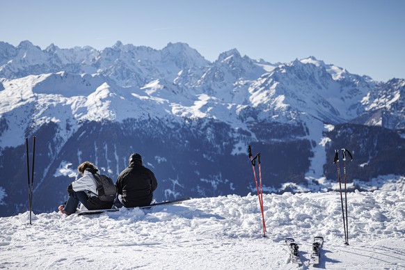 Skiers take a break as they enjoy the snow and sunny weather during one of the first weekends after the opening of the ski season in the alpine resort of Verbier, Sunday, December 1, 2024. (KEYSTONE/V ...