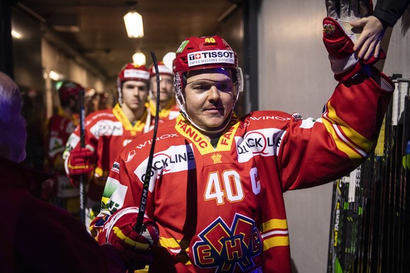 Biels Jan Neuenschwander schreitet zum Eisfeld und wird von einem Fan begruesst, beim Eishockey Meisterschaftsspiel der National League zwischen dem EHC Biel und dem SC Rapperswil-Jona Lakers, am Sonn ...