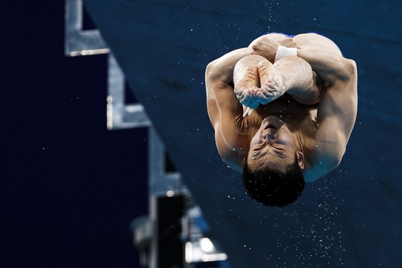 epa09402482 Yuan Cao of China performs in the Men&#039;s 10m Platform Diving Semifinal during the Diving events of the Tokyo 2020 Olympic Games at the Tokyo Aquatics Centre in Tokyo, Japan, 7 August 2 ...