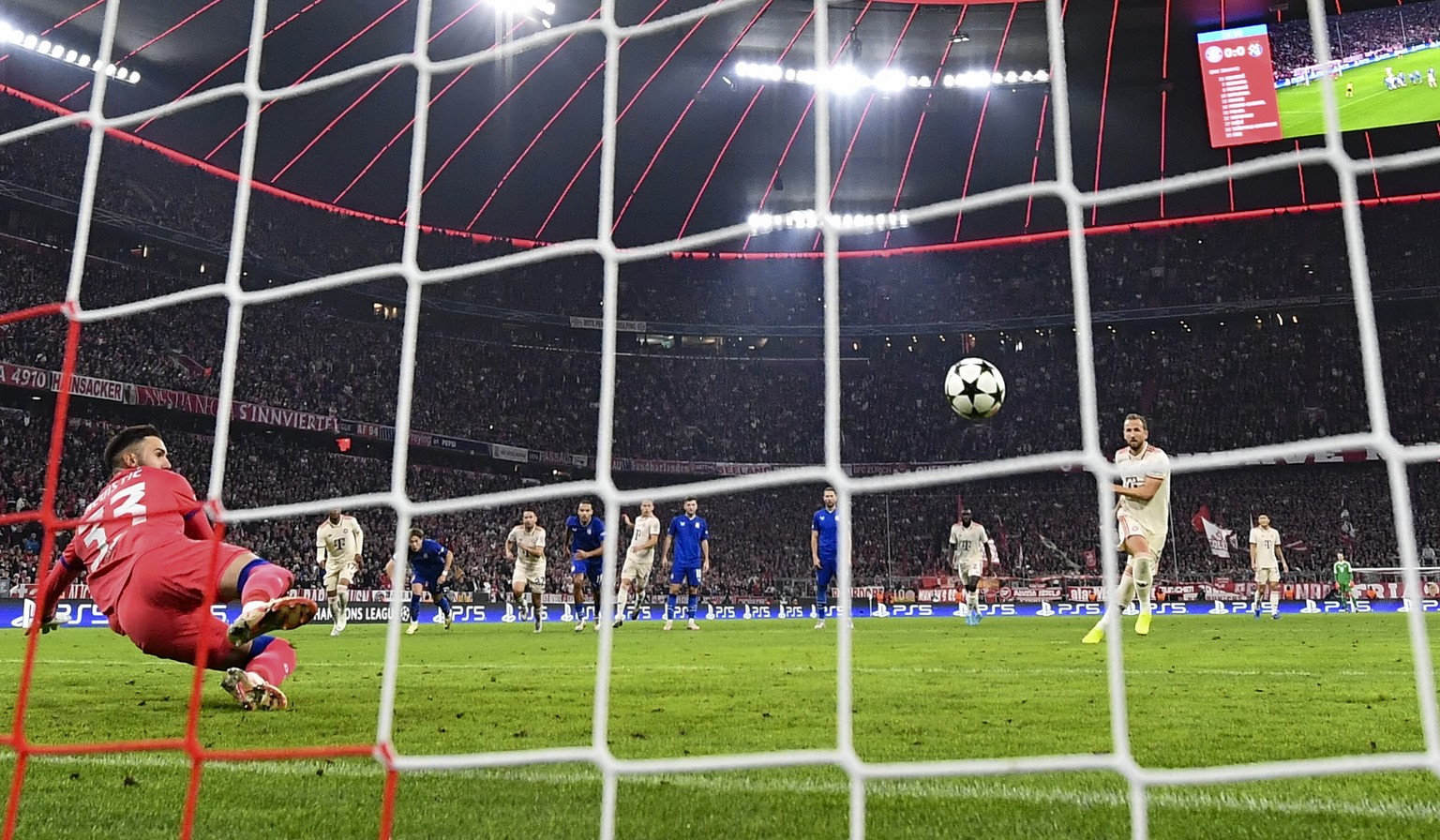 epa11610722 Harry Kane of Bayern (R) scores the 1-0 goal against goalkeeper Ivan Nevistic of Dinamo Zagreb (L) during the UEFA Champions League match between Bayern Munich and Dinamo Zagreb in Munich, ...