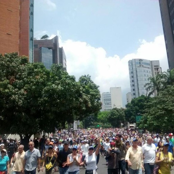 17-Jähriger bei schweren Ausschreitungen in Venezuela getötet
Das Bild der Demonstranten in eurem Artikel zeigt Regierungsanhänger (oder Staatsangestellte welche unter Druck gesetzt werden daran teilz ...