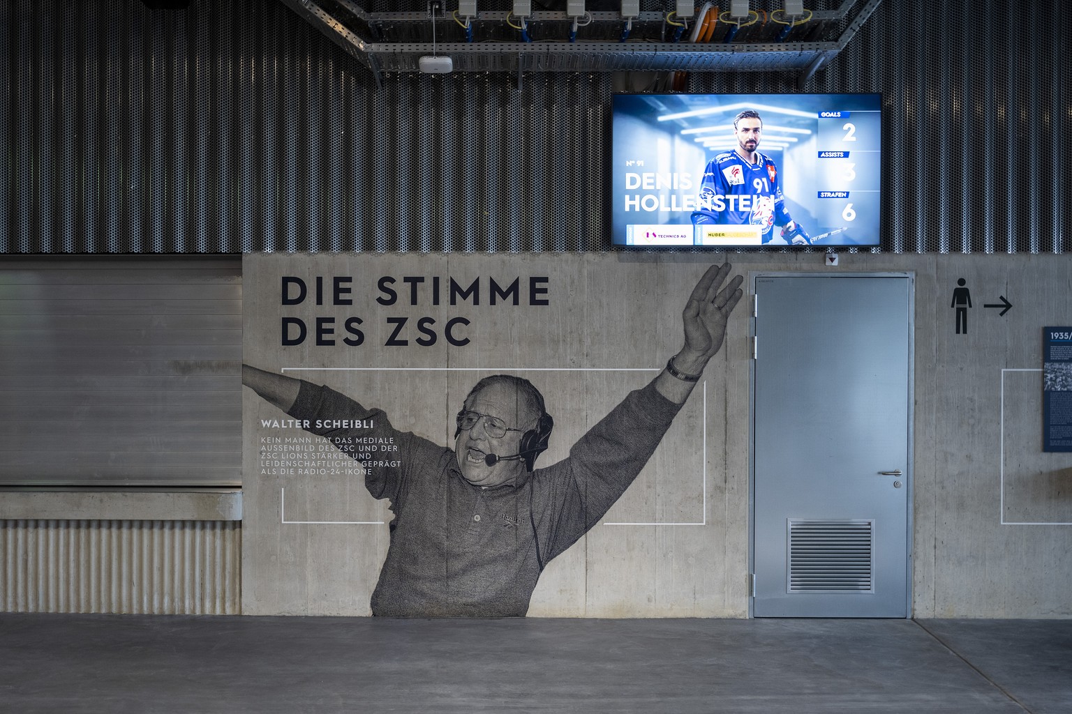 Ein Bild von Walter Scheibli im Zugangsbereich der Zuschauer in der Swiss Life Arena, dem Stadion der ZSC Lions, fotografiert am Freitag, 14. Oktober 2022 in Zuerich. (KEYSTONE/Christian Beutler)