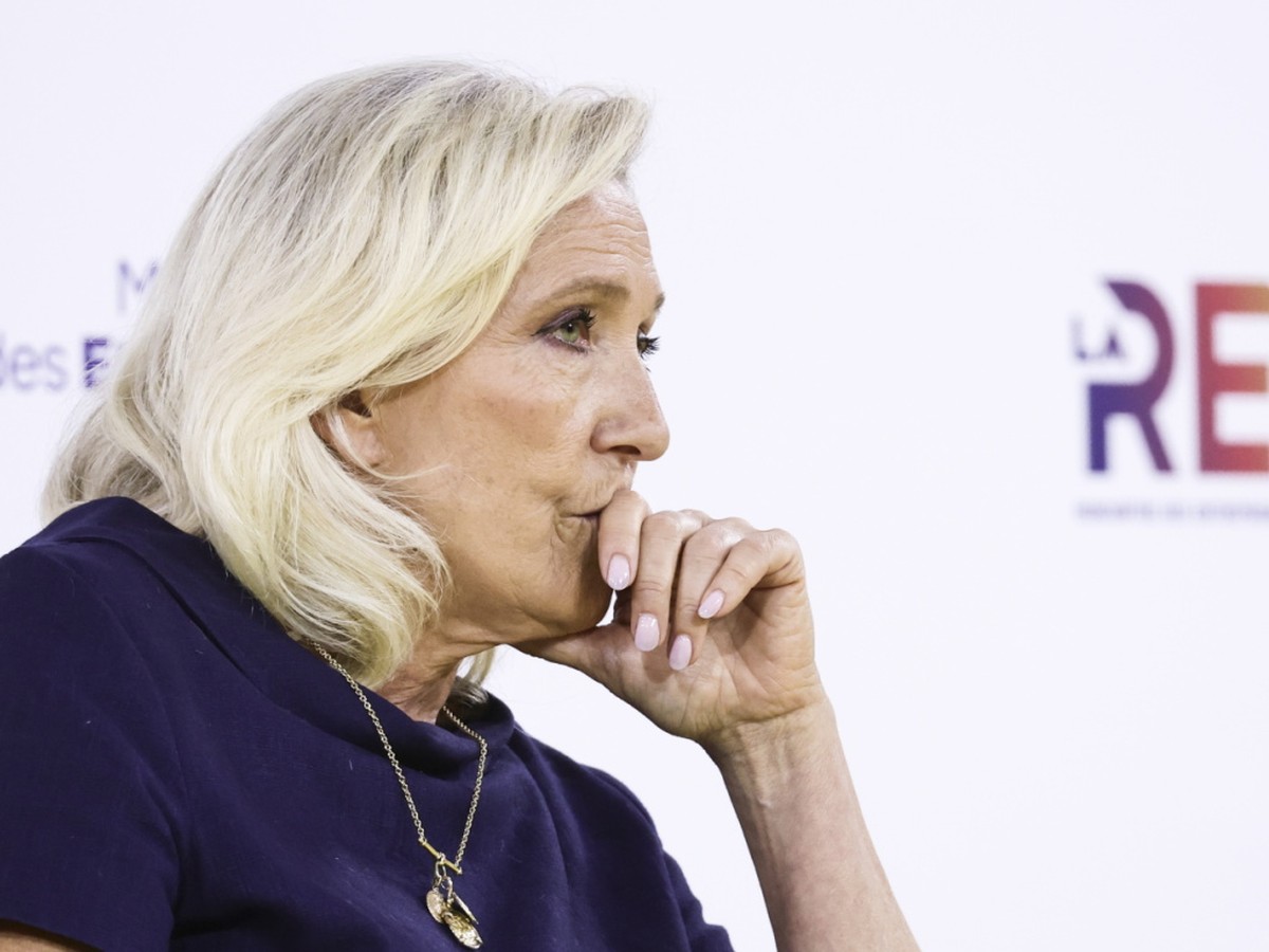 Marine Le Pen, la favorite des sondages à la présidentielle du printemps prochain, a apparemment perdu le soutien de Moscou, a en croire Dmitri Medvedev, selon lequel le RN serait devenu un parti russ ...