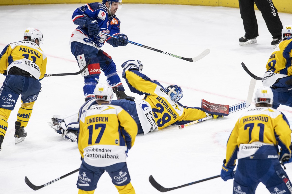 Zuerichs Patrick Geering, links, trifft zum 1:0 Tor gegen Davos' Goalie Sandro Aeschlimann, rechts, im Eishockeyspiel der National League zwischen den ZSC Lions und dem HC Davos am Dienstag, 15.  ...