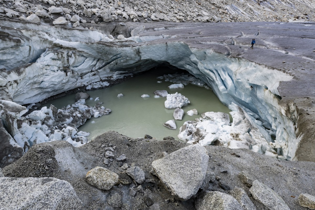 Matthias Huss, glaciologue a l'Ecole polytechnique federal de Zurich et directeur de Glamos, reseau des releves glaciologiques suisses, marche sur la langue du glacier du Rhone (Rhonegletscher) p ...