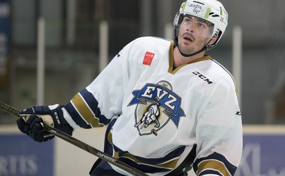 Der Eishockey Spieler Raphael Diaz und das Eishockey Team des EV Zug beim ersten Eistraining bei der Vorbereitung zur Schweizer Eishockey Meisterschaft 2016/2017 in der Eishalle Herti, in Zug, am Dien ...