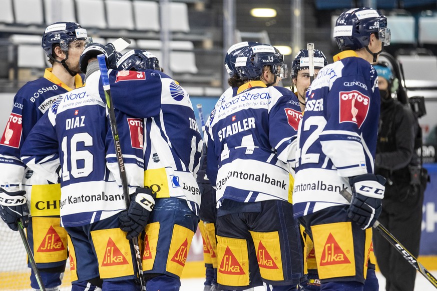 Jubel bei den Spielern des EV Zug ueber den Sieg im ersten Eishockey Playoff-Finalspiel der National League zwischen dem EV Zug und Geneve-Servette HC am Montag, 3. Mai 2021, in der Bossard Arena in Z ...