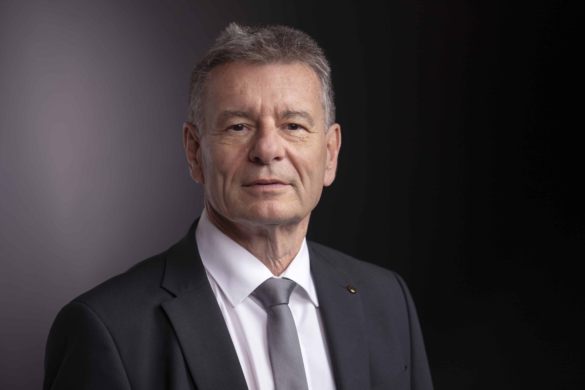Roger Golay, Mouvement Citoyen Genevois en croisade contre les compensations généreuses de Berne à l'égard de ses hauts fonctionnaires.