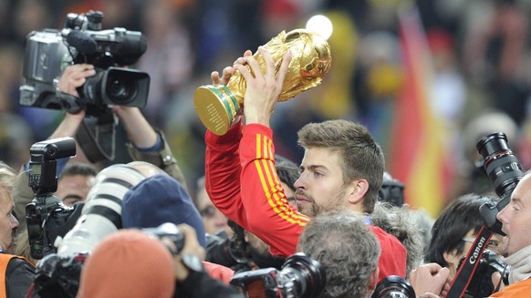 FIFA Soccer World Cup 2010 Spain s Gerard Pique holds the World Cup during the 2010 FIFA World Cup, WM, Weltmeisterschaft, Fussball South Africa Final Soccer match, Spain vs Netherlands at Soccer City ...