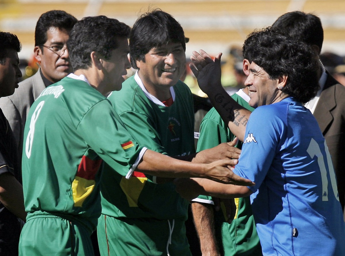 ** ALTERNATIVE CROP OF DG118 ** Bolivia's President Evo Morales, center, talks with Argentine soccer legend Diego Armando Maradona, right, and Bolivia's Sports Minister Milton Melgar, prior  ...