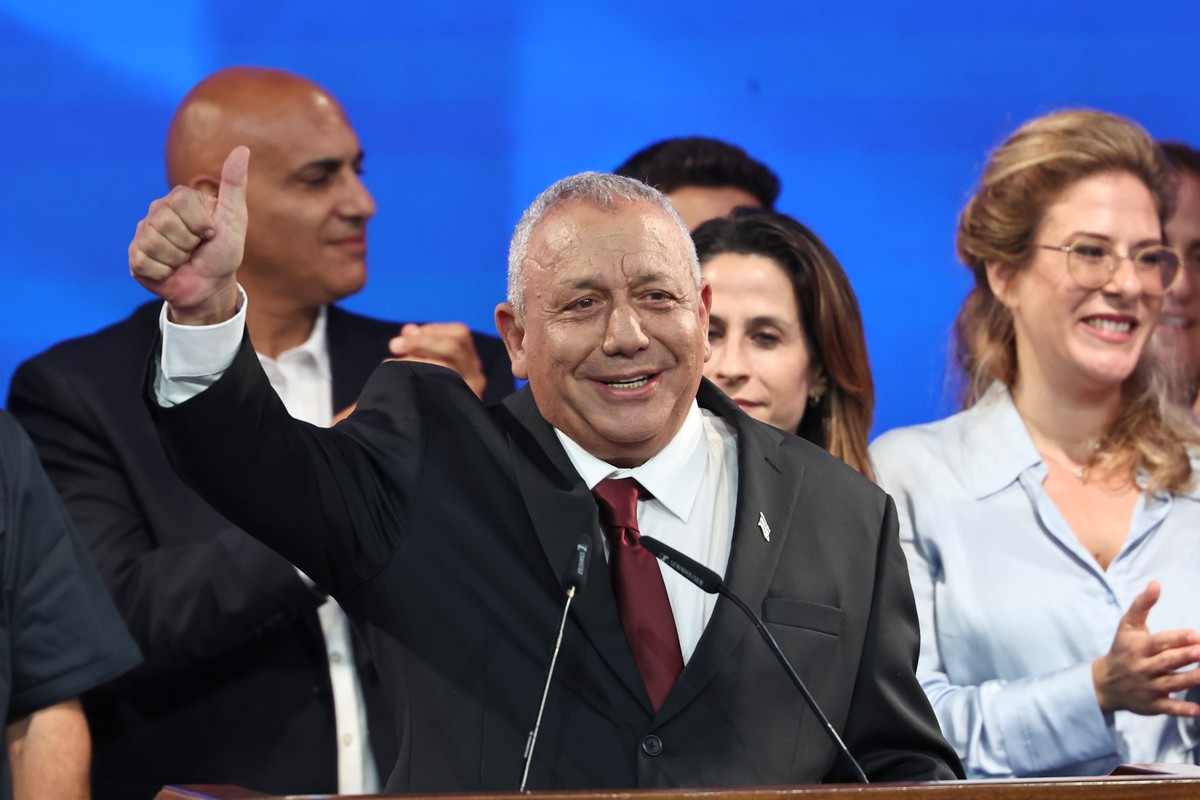 epa13335630 Leader of the Yashar party and former Israeli military chief, Gadi Eisenkot, greets his supporters as they celebrate the first election results, Tel Aviv, 27 October 2026. Israelis headed  ...