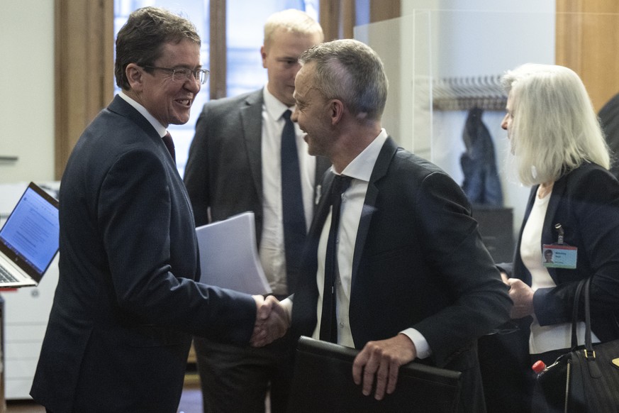 Alt- Nationalrat und Bundesratskandidat Hans-Ueli Vogt, SVP-ZH, rechts, und Nationalrat und Bundesratskandidat Albert Roesti, SVP-BE, begruessen sich nach einem Hearing bei der Fraktion der FDP, am Di ...