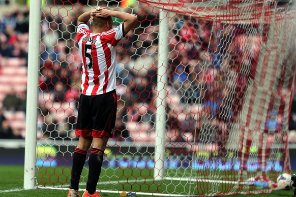 Sunderland-Verteidiger Wes Brown ist nach seinem Eigentor untröstlich.