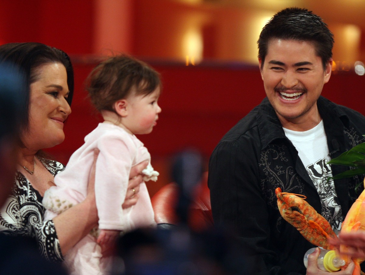 Thomas Beatie (rechts) war mit seiner Tochter Susan Juliette und seiner Frau Nancy 2008 zu Gast bei «Wetten, dass ...?» – die Eheleute haben sich mittlerweile wieder getrennt.