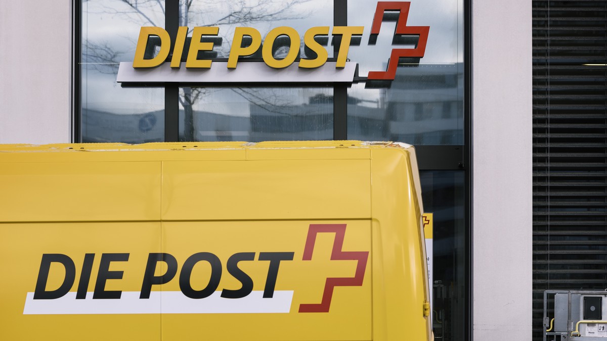 ARCHIV - ZUR KUERUNG DER SCHWEIZERISCHEN POST ZUR WELTWEIT BESTEN POST, AM MITTWOCH, 30. MAI 2018, STELLEN WIR IHNEN FOLGENDES BILDMATERIAL ZUR VERFUEGUNG ---- A delivery van of the Swiss Post in fron ...