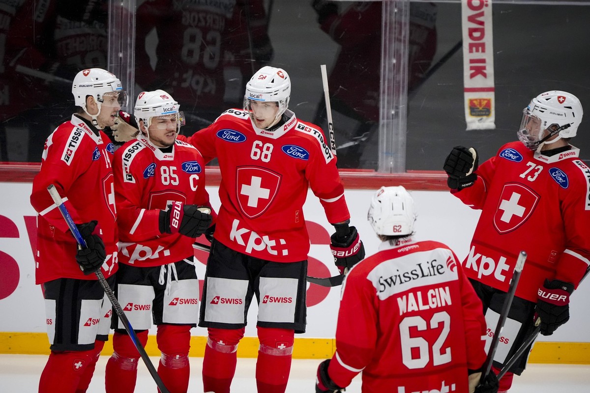 241109 Swiss payers celebrating a goal during the Karjala Tournament Ice hockey, Eishockey game between Sweden and Switzerland on November 9, 2024 in Helsingfors. Photo: Kalle Parkkinen / BILDBYRAN /  ...