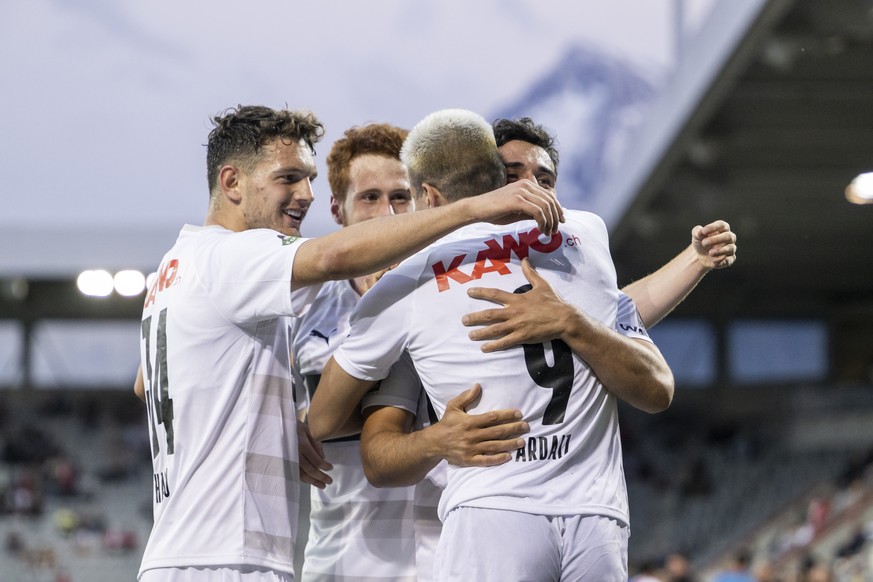 Schaffhausens Valon Hamdium, Serge Mueller und Bujar Lika, von links, bejubeln den Torschuetzen zum 1:3, Schaffhausens Joaquin Ardaiz, Nr. 9, im Fussball Meisterschaftsspiel der Challenge League zwisc ...