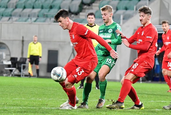 10.01.2020 - Fussball - Saison 2019 20 - Testspiel / Freundschaftsspiel: SpVgg Greuther F�rth Kleeblatt - FC Bayern M�nchen II FCB - / - Flavius Daniliuc 43, FC Bayern M�nchen II und Angelo Stiller 38 ...