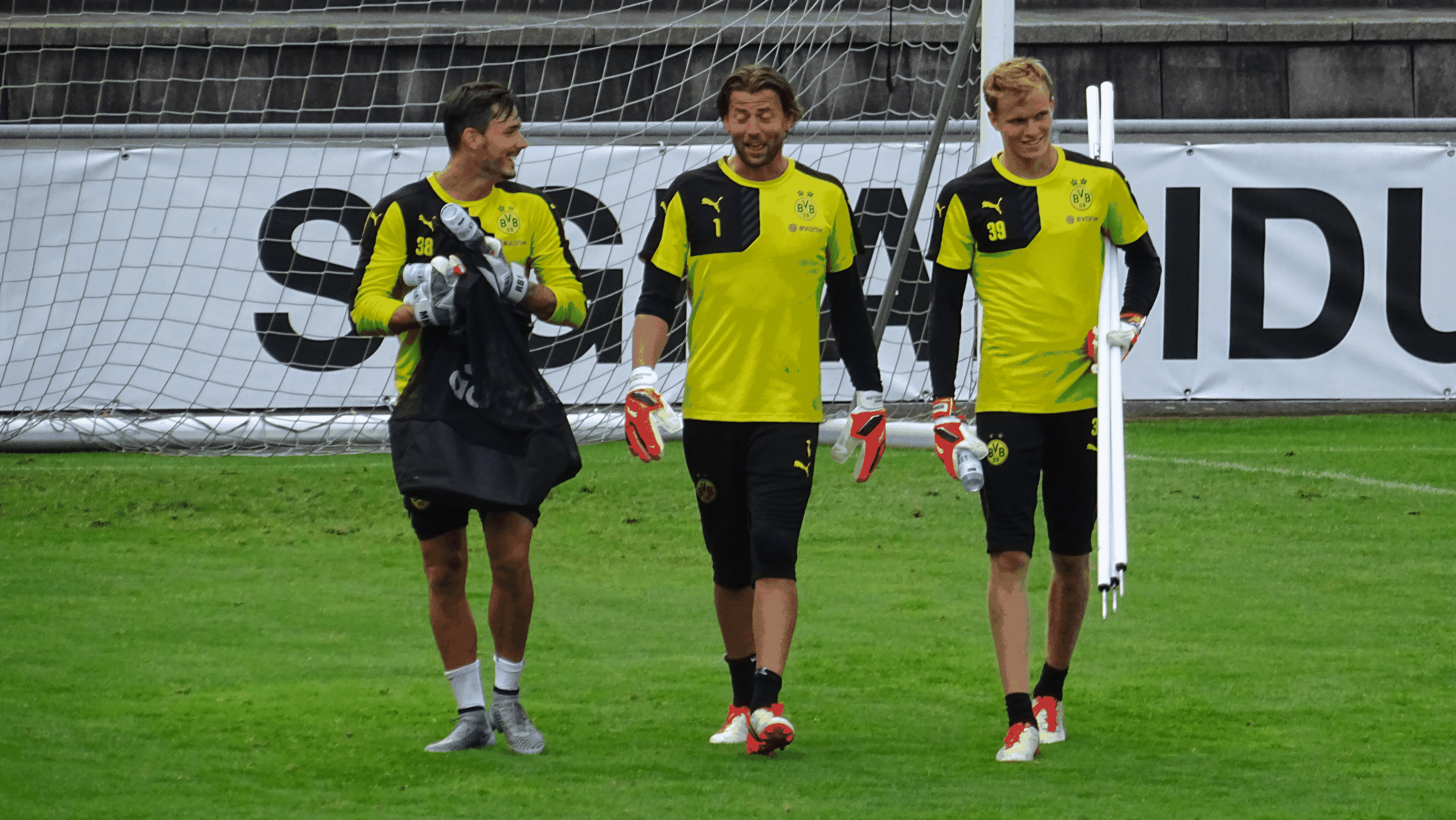 Harter Kampf: Erst nach der Trainingseinheit in Bad Ragaz sind die Dortmunder Goalies wieder zu Scherzen aufgelegt.