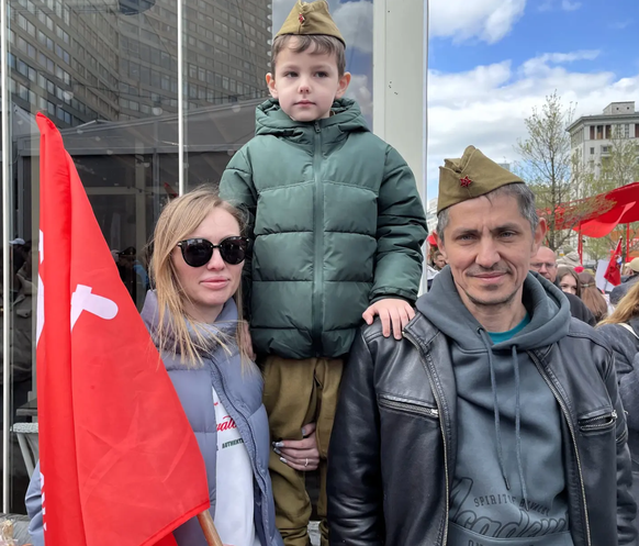 «Wir wollen unserem Jungen zeigen, wer Verteidiger sind und wer Feinde»: Daler (rechts) mit Ehefrau Larissa und Sohn Jaroslaw an der Militärparade in Moskau.