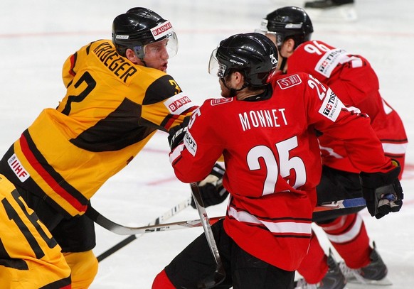 Der Deutsche Verteidiger Justin Krueger, links, im Kampf mit dem Schweizer Thibaut Monnet im Viertelfinalspiel der Eishockey Weltmeisterschaft zwischen der Schweiz und Deutschland am Donnerstag, 20. M ...
