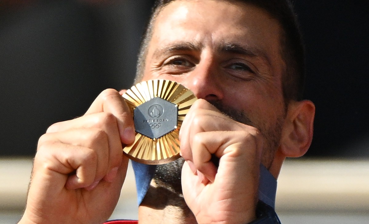 epaselect epa11525546 Gold medal winner Novak Djokovic of Serbia poses for a photo during the medal ceremony for the Men Singles of the Tennis competitions in the Paris 2024 Olympic Games, at the Rola ...