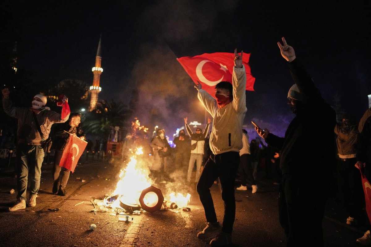 Protesters shout slogans during clashes with anti riot police during a protest against the arrest of Istanbul's Mayor Ekrem Imamoglu in Istanbul, Turkey, Friday, March 21, 2025. (AP Photo/Emrah G ...