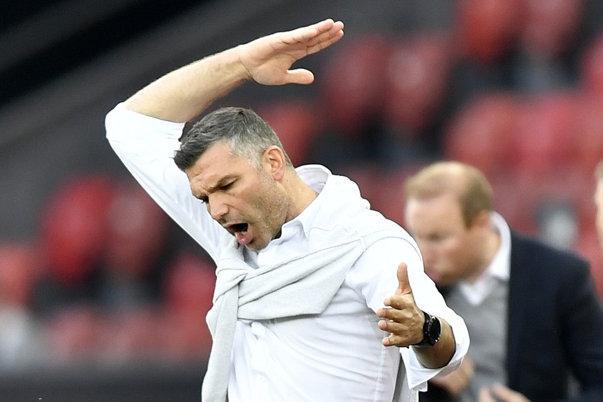 Der Grasshopper Trainer Tomislav Stipic beim Fussballspiel der Super League Grasshopper Club Zuerich gegen den FC Zuerich im Stadion Letzigrund in Zuerich am Samstag, 6. Aril 2019. (KEYSTONE/Walter Bi ...