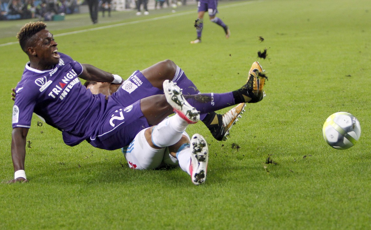 Toulouse's Francois Moubandje, right, challenges for the ball with Marseille's Hiroki Sakai, during the League One soccer match between Marseille and Toulouse, at the Velodrome stadium, in M ...