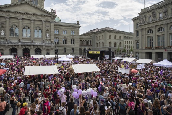 Teilnehmerinnen bei einer Kundgebung zum Frauenstreik stehen auf dem Bundesplatz, am Freitag, 14. Juni 2019 in Bern. (KEYSTONE/Peter Klaunzer)