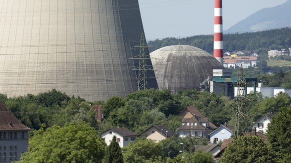 ARCHIV - ZUR STUDIE UEBER DIE KOSTEN FUER DIE STILLLEGUNG DER SCHWEIZER AKW, AM DONNERSTAG, 21. DEZEMBER 2017, ERHALTEN SIE FOLGENDE ARCHIVBILDER ---- The Goesgen nuclear power plant cooling tower and ...