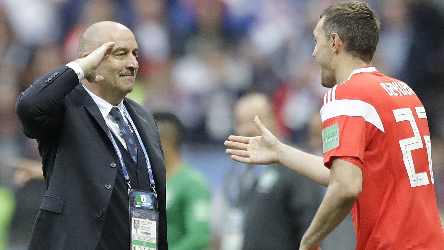 Russia head coach Stanislav Cherchesov, left, salutes to goal scorer Russia&#039;s Artyom Dzyuba during the group A match between Russia and Saudi Arabia which opens the 2018 soccer World Cup at the L ...