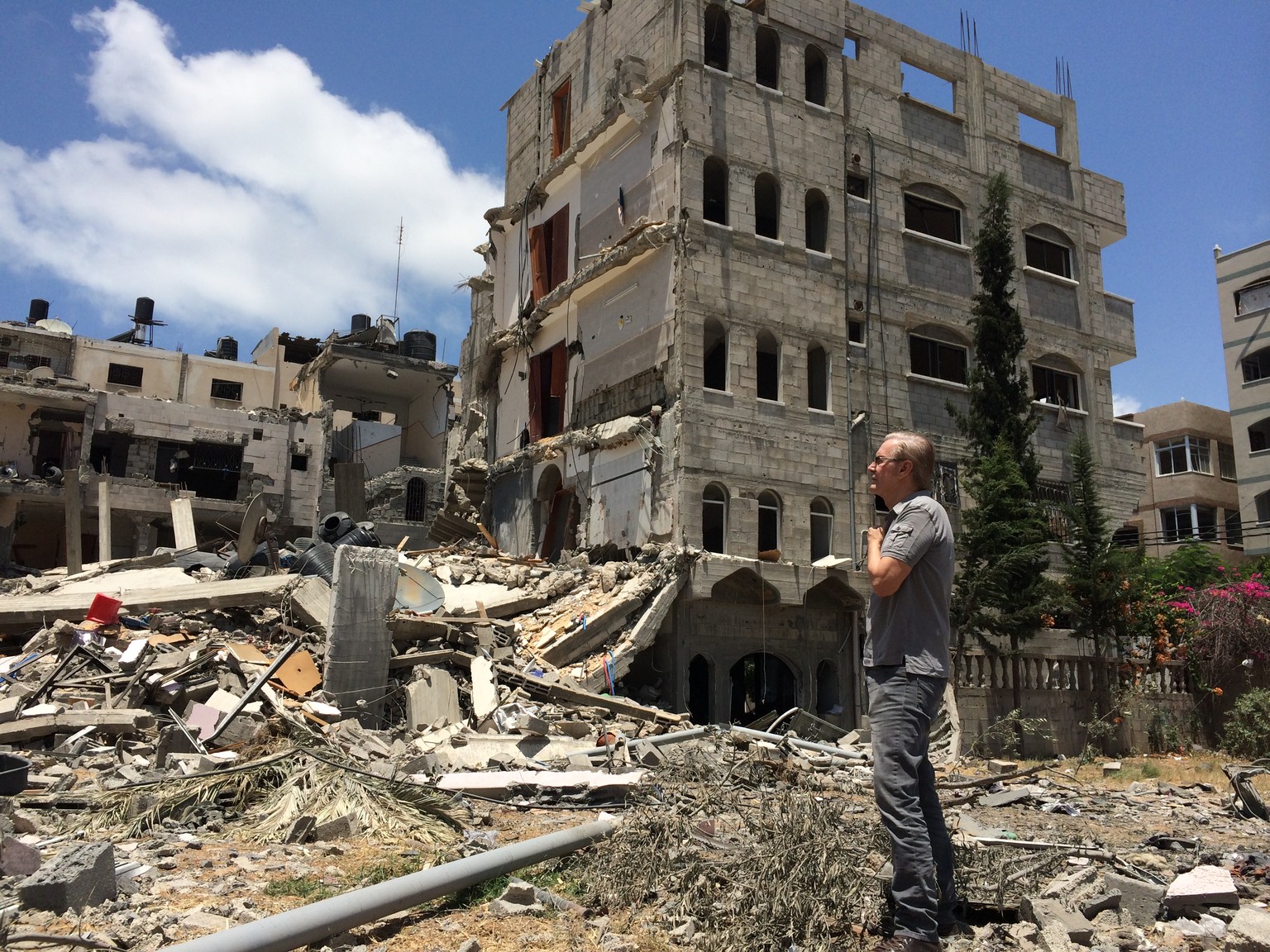 «Da hat ein Riese einen Zwerg zusammengebombt», sagt Jürgen Todenhöfer. Hier vor einem zerstörten Haus in Gaza City.&nbsp;