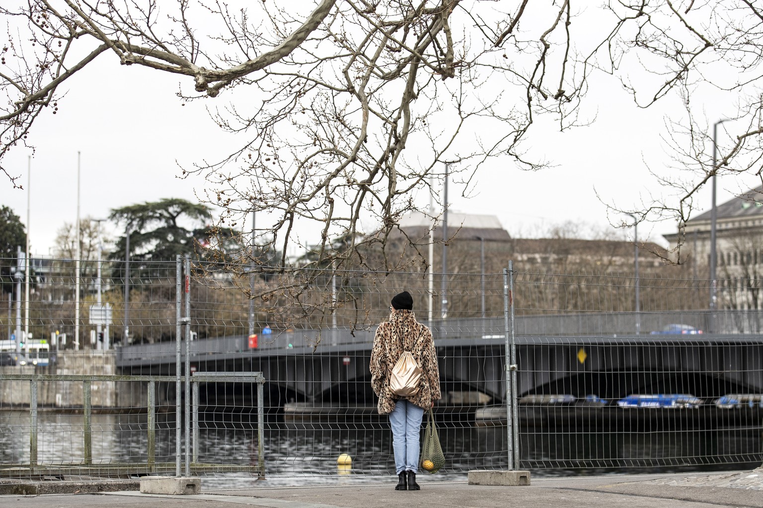 Das Seeufer ist mit Gittern abgesperrt, aufgenommen am Samstag, 21. Maerz 2020 in Zuerich. Die Stadt Zuerich ergreift weitere Massnahmen im Kampf gegen das Coronavirus und sperrt mehrere Plaetze, Paer ...