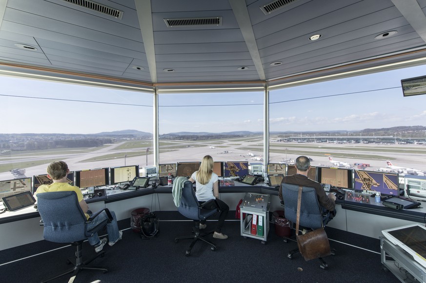 ZUR KONTROLLE DES LUFTVERKEHRS AM FLUGHAFEN ZUERICH STELLEN WIR IHNEN HEUTE DONNERSTAG, 29. MAI 2014, NEUES BILDMATERIAL ZU SKYGUIDE ZUR VERFUEGUNG -- Mitarbeiter von Skyguide kontrolliert die Monitor ...