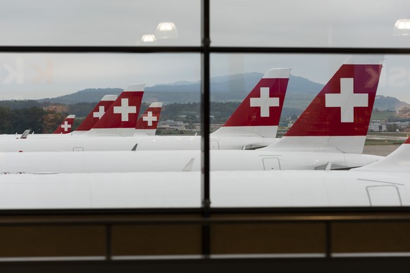 ARCHIVBILD ZU DEN UMSATZZAHLEN BEI SWISS --- Parked Swiss International Air Lines airplanes at Zurich Airport in Kloten, Switzerland, photographed from the waiting area of the airport on May 20, 2018. ...