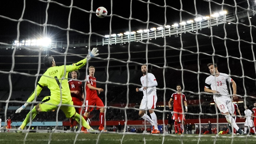 Seferovic (Mitte) schiesst sein zweites Tor an diesem Abend zum 2:1-Endstand.