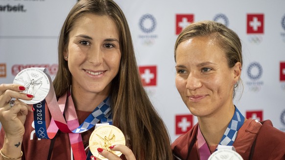 Viktorija Golubic (Silber im Tennis-Doppel) und Belinda Bencic (Gold im Tennis-Einzel und Silber im Doppel) freuen sich am Flughafenempfang in Zuerich, aufgenommen am Montag. 2. August 2021. (KEYSTONE ...
