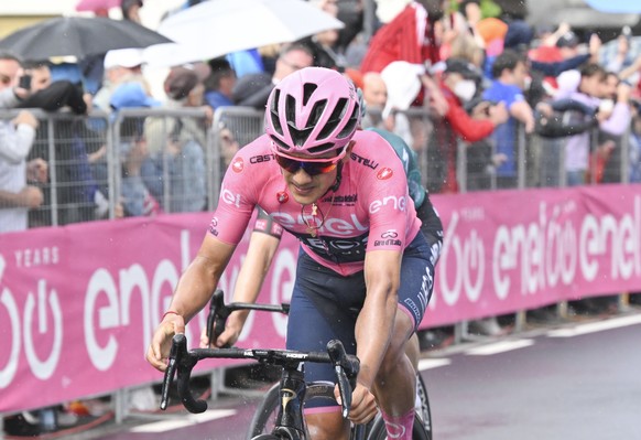 epa09972449 Ecuadorean rider Richard Carapaz of INEOS Grenadiers team crosses the finish line during the 16th stage of the 105th Giro d'Italia cycling tour over 202km from Salo to Aprica, Italy, 24 May 2022. EPA/MAURIZIO BRAMBATTI