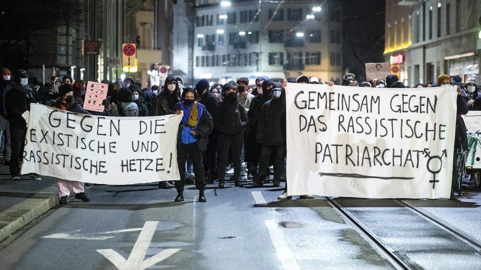 Demonstranten protestieren nach den Eidgenoessischen Abstimmungen, am Sonntag, 7. Maerz 2021, in Zuerich. Die Initiative &quot;Ja zum Verhuellungsverbot&quot; wurde vom Stimmvolk knapp angenommen. (KE ...