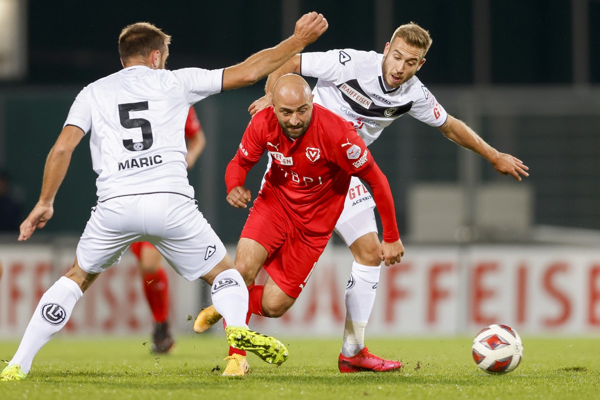 Vaduz' Tunahan Cicek, Mitte, gegen Luganos Mijat Maric, links, waehrend der Super League-Partie zwischen dem FC Vaduz und dem FC Lugano am Samstag, den 17. Oktober 2020 im Rheinpark Stadion in Va ...