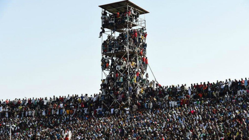 Jeder Zentimeter des Stadions wird von Zuschauern eingenommen.