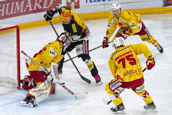 Ajoies PostFinance Top Scorer Philip-Michael Devos, zweiter von links, scheitert gegen Biels Torhueter Joren van Pottelberghe, links, beim Eishockey-Qualifikationsspiel der National League zwischen de ...