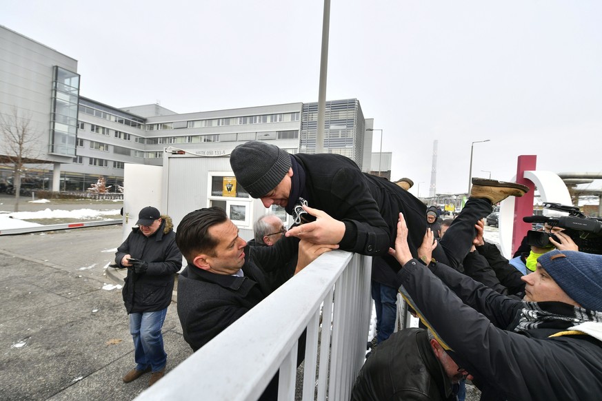 epa07237161 Parliamentary deputy of the oppositional Hungarian Socialist Party MSZP Zsolt Molnar (L) helps Democratic Coalition&#039;s (DK) deputy Zsolt Greczy climb the fence of the headquarters of t ...