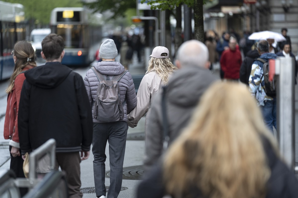 Viele Menschen laufen am Morgen auf der Bahnhofstrasse in Zuerich am Dienstag, 14. April 2026. (KEYSTONE/Gaetan Bally)