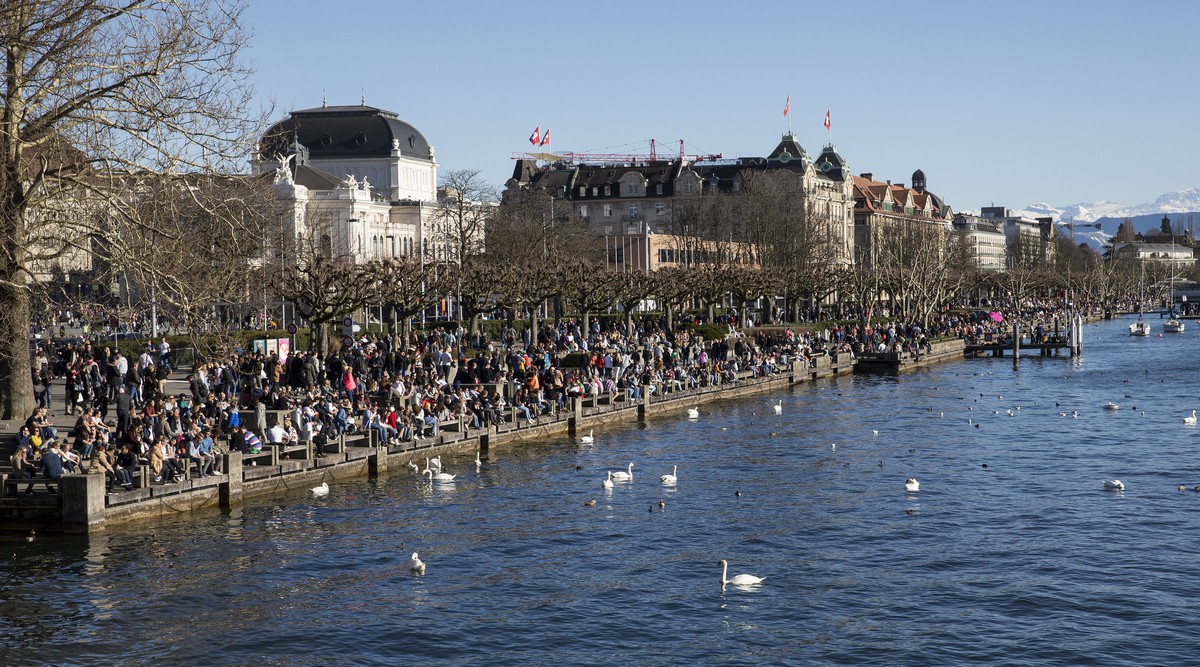ARCHIVBILD --- ZUR MELDUNG VOM 20. MAERZ 2020, DASS DIE STADT ZUERICH WEGEN DEM CORONAVIRUS DAS GANZE SEEBECKEN SPERRT, STELLEN WIR IHNEN FOLGENDES BILDMATERIAL ZUR VERFUEGUNG --- Leute geniessen das  ...