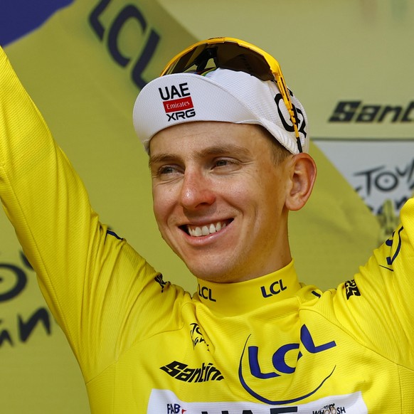 epa12249738 Yellow jersey overall leader Slovenian rider Tadej Pogacar of UAE Team Emirates waves on the podium after the 15th stage of the Tour de France cycling race over 169.3km from Muret to Carca ...